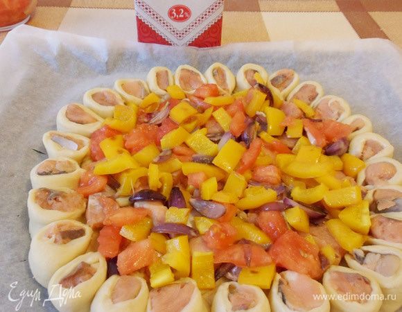 Сверху выложить лук, томаты и перец, посолить и поперчить.