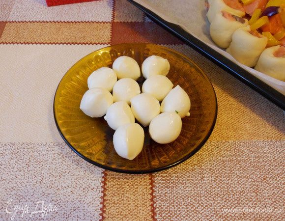 Я использовала моцареллу в шариках.