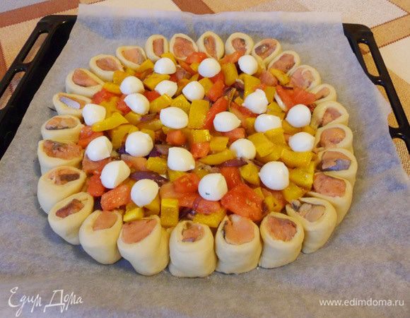 Разрезать каждый шарик пополам и выложить поверх начинки.