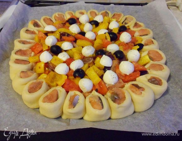 Под рукой оказались маслины. Положила их в начинку, просто для красоты. Можно и без них.Оставить пирог в теплом месте для расстойки минут на 20 — 25. Выпекать в прогретой до 180°С духовке около 30 минут до золотистой корочки. Через 20 минут после начала выпекания смазать тесто желтком.