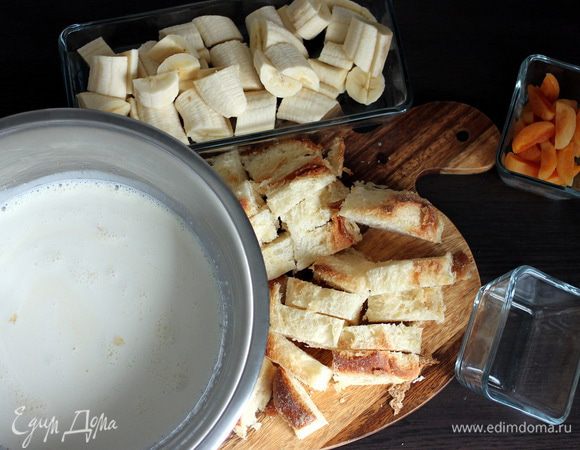 Сахар взбиваем с яйцами, вводим сливки и молоко «Домик в деревне», крахмал и ваниль. Формы щедро смазываем сливочным маслом.