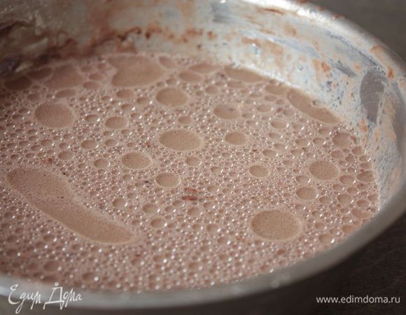 Давайте приступим! Сначала нужно завести тесто на блины. Для этого взбейте яйца с сахаром и молоком «Домик в деревне». Муку просейте вместе с какао и солью, после чего соедините с яичной смесью и тщательно взбейте. Влейте растительное масло и дайте тесту отдохнуть 15 — 20 минут, чтобы все ингредиенты подружились.