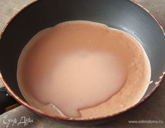 Смажьте разогретую сковороду небольшим количеством сливочного масла, чтобы первый блин не прилип. В дальнейшем смазывать сковороду повторно не нужно, так как в тесте уже есть растительное масло. Поэтому просто набираемся терпения и печем блины.