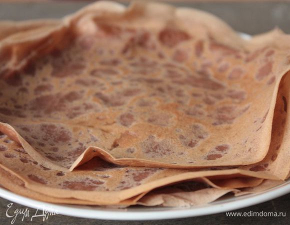 Тесто получается достаточно нежным: аккуратно переворачивайте блины, чтобы их не порвать. Блинов получается целая стопка!