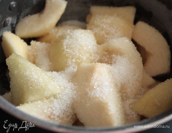 Теперь можно заниматься начинкой! Начинка состоит из нежного мусса, ягод и фруктов. Если вы возьмете груши или яблоки, я рекомендую их очистить от кожуры и немного приварить, чтобы они стали более мягкими. Поэтому снимаем с груш кожуру, удаляем сердцевину, режем на небольшие кусочки, добавляем воду с сахаром и привариваем буквально 3 — 5 минут. Готовые груши вынимаем из сиропа, а сам сироп сохраняем!