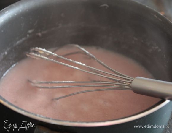 Отдельно взбейте сливки до средних пик.
И теперь будем готовить сироп с агар-агаром — основу нашего мусса. Смешайте молоко с грушевым сиропом (я еще добавила чуть-чуть клубничного варенье для легкой клубничной нотки) и сахаром и поставьте на средний огонь. Как только молочная смесь закипит, всыпьте агар-агар и варите, помешивая, до полного растворения (я варю 5 минут).