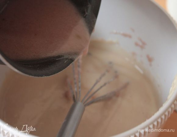 И сразу же аккуратно, тонкой струйкой вливаем горячий сироп с агар-агаром в наш заварной крем. Снова не забываем мешать!
Почему важно сделать это сразу? Агар-агар при охлаждении начинает загустевать: это происходит уже при 40°С, то есть времени у нас мало. Если мы дадим сиропу остынуть, он потом не соединится с кремом и мусс у нас не получится (в заварном креме просто будут комки сиропа с агар-агаром).