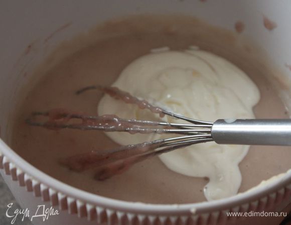 И как только заварной крем смешали с сиропом, добавляйте в крем взбитые сливки. И тоже все активно перемешиваем до однородности.