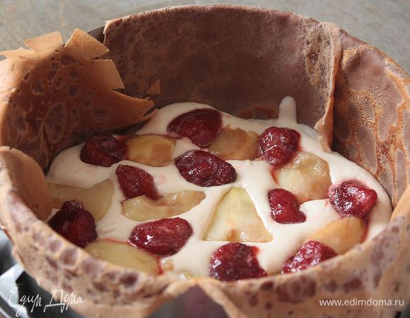 Выкладываем чуть больше 1/3 части нашего мусса и заранее подготовленные ягоды и фрукты.
