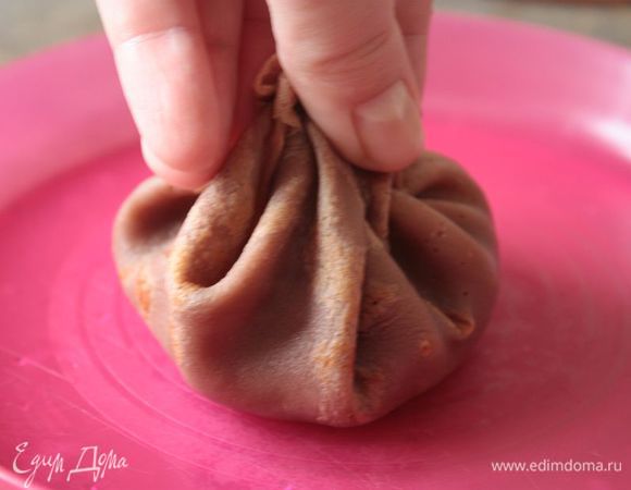 А теперь делаем дополнительные мешочки с кремом и фруктами. Для этого берем блин, выкладываем на него буквально 2 — 3 ст. л. мусса и пару небольших кусочков фруктов и сворачиваем в мешочек.