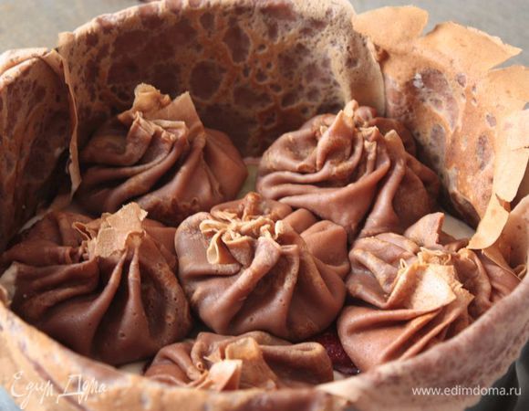 Получившиеся мешочки укладываем поверх мусса и плотно в нем утапливаем.
