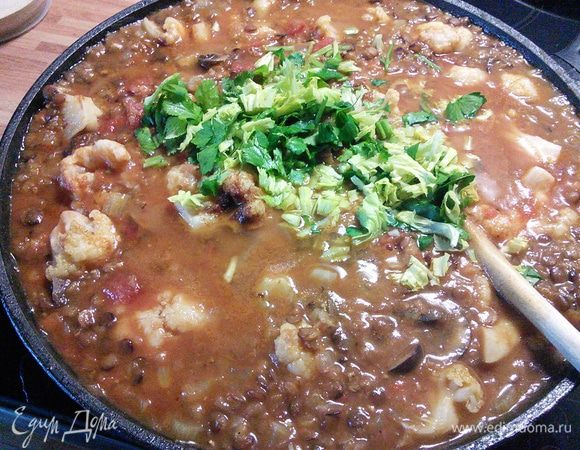 Посолить, поперчить и заправить соком лимона. Зелень на ваш вкус: кинза, петрушка и т. д. Блюду желательно дать настояться. 