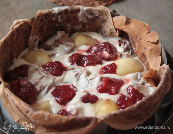 Мешочки покрываем оставшимся муссом и также украшаем фруктами.
