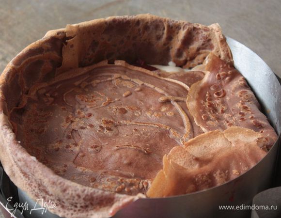 Поверх выкладываем внахлест два блина и начинаем по кругу загибать к ним «боковые» блины.
