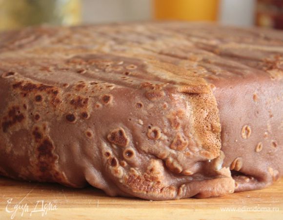 Получившийся торт можно накрыть пищевой пленкой и отправить в холодильник на 1,5 — 2 часа. За это время агар-агар схватится! Застывший торт аккуратно переворачиваем.