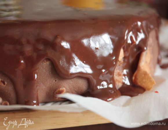 И поливаем шоколадной глазурью. Для ее приготовления растопите шоколад со сливками на водяной бане. 
По желанию можно украсить торт взбитыми сливками и фруктами.
