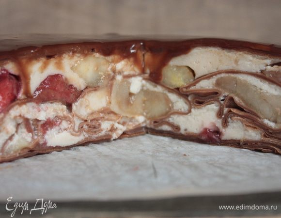 Дайте глазури немного застыть, после чего подавайте торт к столу!
Разрез у него получается вот таким. 
Приятного чаепития!