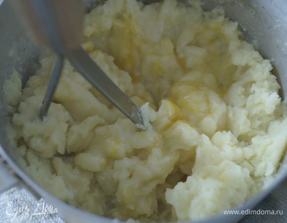 Картофель очистить, отварить до готовности и размять до пюреобразного состояния. Добавить соль и яйцо, перемешать.