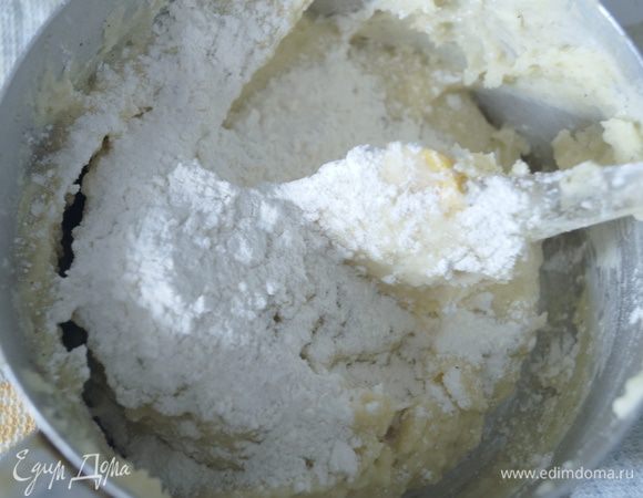 Добавить муку и хорошо перемешать. 