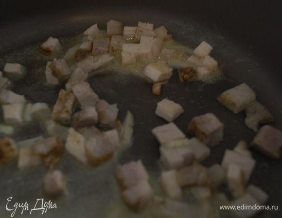 Для соуса: мелко нарезать бекон. Сковороду разогреть со сливочным маслом, выложить бекон и немного обжарить.