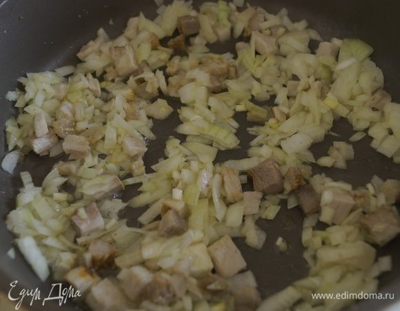 Мелко нарезать лук и добавить к бекону, жарить до прозрачности.