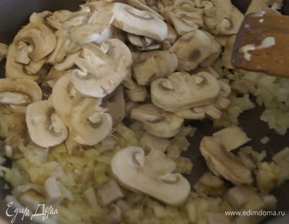 Шампиньоны промыть очистить и нарезать пластинами. Добавить в сковороду и тушить около 7 минут. 