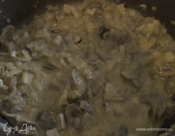 Затем влить сливки и крахмал смешанный с 1 ст. л. холодной воды, посолить, готовить 1— 2 минуты и снять с огня. Приправить черным молотым перцем и мускатным орехом.