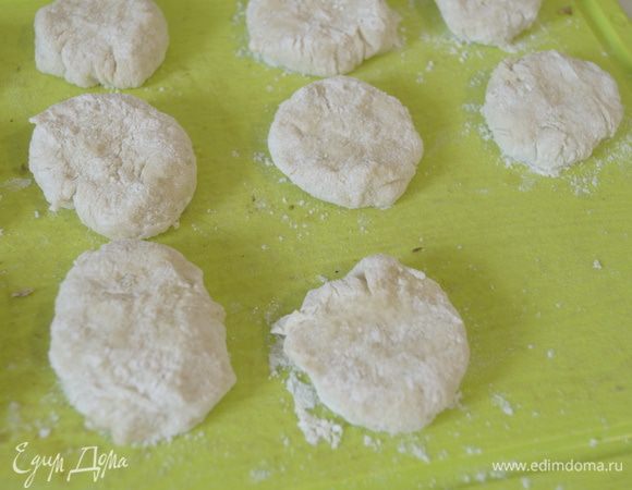 Из каждого кусочка сформировать круг и обвалять в муке.