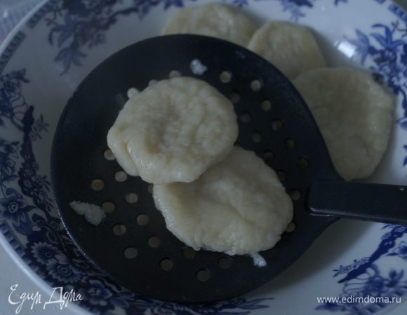Отварить вареники в подсоленой воде до готовности. 