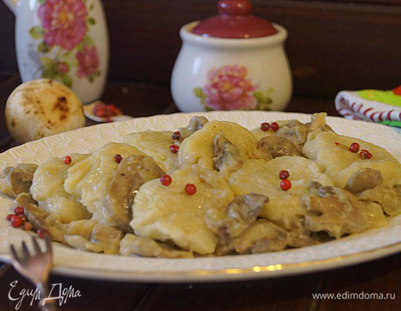 Подавать в горячем или теплом виде с соусом из шампиньонов. Приятного аппетита!