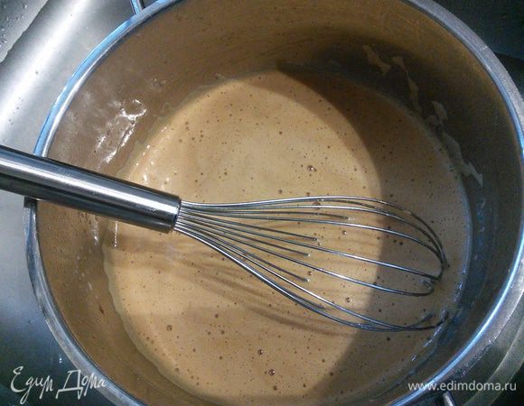 В молоко добавить сахар и ванильные зернышки.  Яйца (если крупные, достаточно 2, если средние, то понадобится 2 яйца и 1 желток) ввести при интенсивном помешивании в молоко, поставить на слабый огонь и довести до загустения. Это может занять минут 10. Консистенция кефира. Кастрюлю сразу же поставить в ледяную воду для быстрого охлаждения (смесь помешивать  первые несколько минут). Охладить. 
