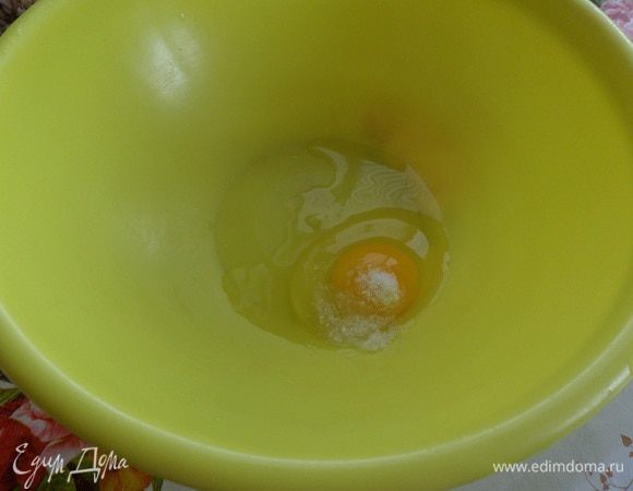 В чашку разбиваем яйца. Добавляем 1 ч. л. соли. Взбиваем.