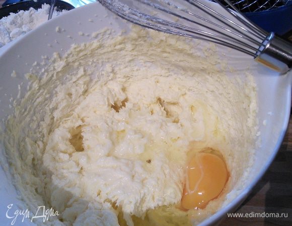 Масло комнатной температуры взбить с оставшимся сахаром до посветления и увеличения в объеме. По одному ввести яйца, тщательно взбивая каждое с масляно-сахарной смесью. 