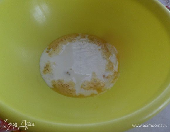 Добавляем молоко и 3 ст. л. растительного масла. Хорошо перемешиваем.