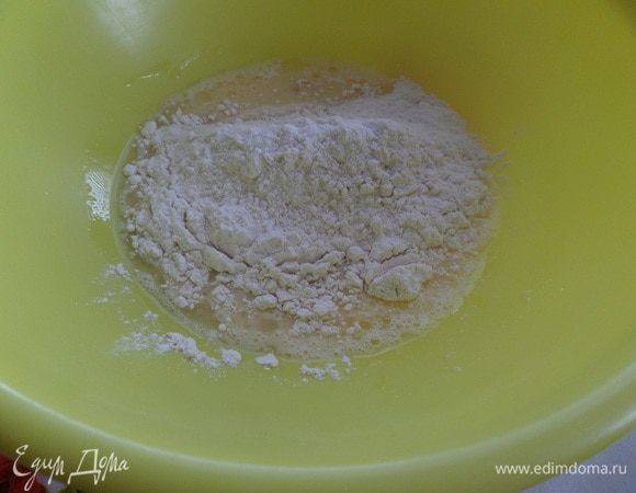 Добавляем просеянную муку.