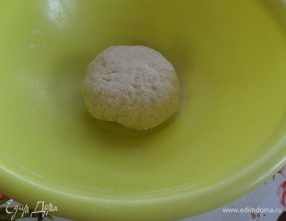 Замешиваем тесто. Оставляем на 30 — 40 минут, прикрыв чашку пищевой пленкой.