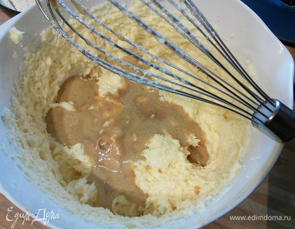 Теперь частями ввести карамельное молоко. 