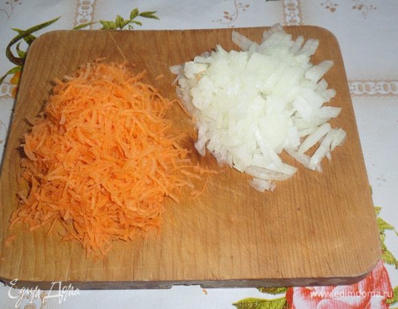 Готовим начинку. Лук мелко нарезаем. Морковь натираем на мелкой терке. 