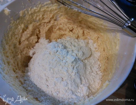Мучную смесь (ее надо заранее смешать с разрыхлителем и щепоткой соли). 