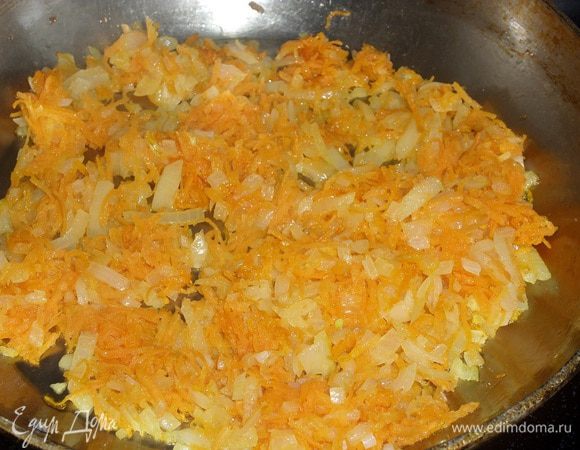 Овощи выкладываем в сковороду. Обжариваем овощи на растительном масле (2 ст. л.) 3 минуты. Остужаем.