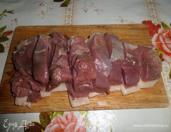 Гусиную грудку нарезаем на куски. 