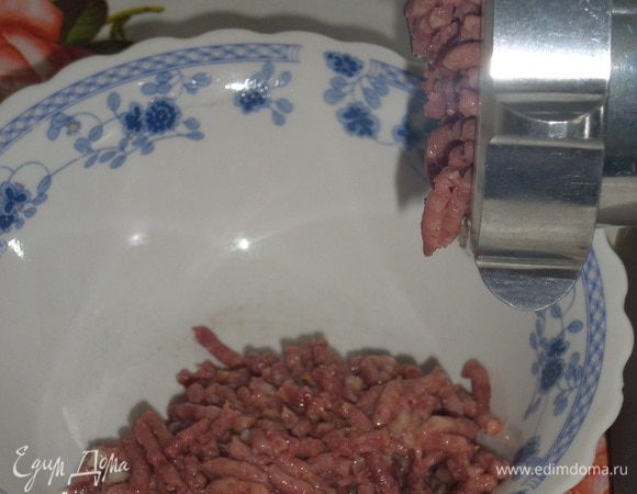 Гусиное мясо пропускаем через мясорубку.