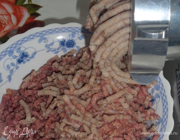 Пропускаем через мясорубку отварную гречневую крупу.