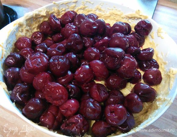 Вмешать вишни.