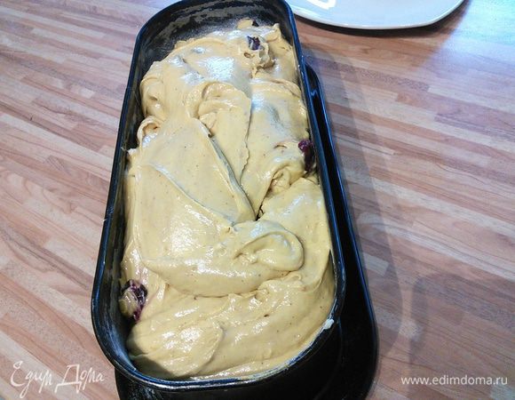 Выложить в форму, смазанную маслом и посыпанную мукой, разровнять. Форма понадобится большая, примерно вместимостью в 2 литра. Выпекать кекс в заранее разогретой до 180°С духовке 60-70 минут, готовность проверить на сухую палочку. 