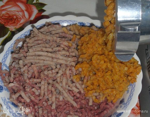 Пропускаем через мясорубку обжаренные овощи.