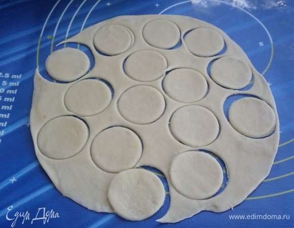 На рабочей поверхности раскатываем тесто в виде тонкой лепешки. Стаканом вырезаем кружки (можно воспользоваться формой-вырубкой для печенья).