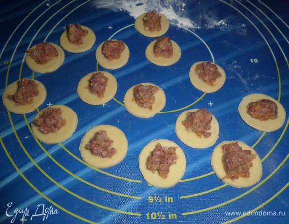 На кружки теста выкладываем приготовленную начинку.