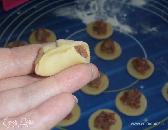 Лепим небольшие пельмени.