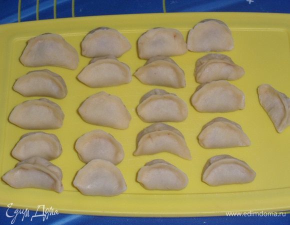 Таким образом делаем пельмени, пока не закончится тесто и начинка.